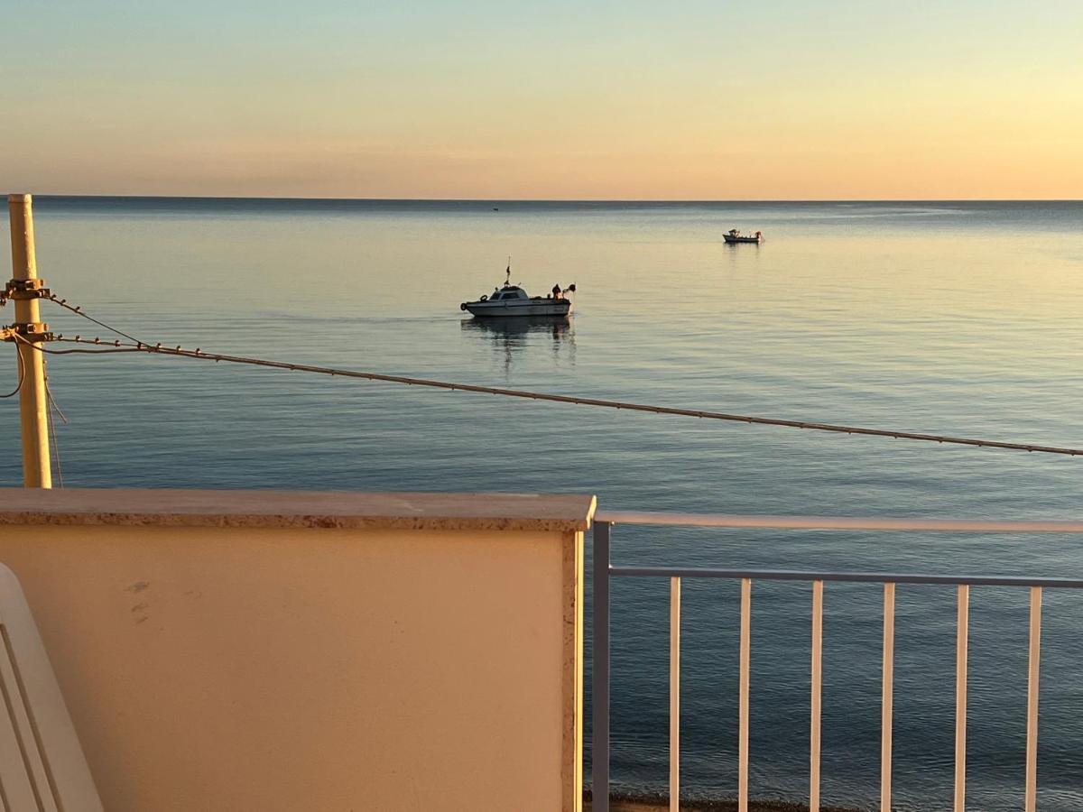 Villa Gloria Intero Alloggio Sulla Spiaggia 8 Posti Letto 15 Minuti Da Palermo E 35 Da Cefalu Casteldaccia Exterior photo